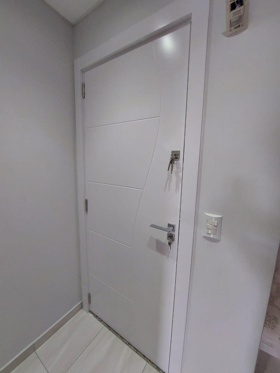 Porta Laqueada Frisada